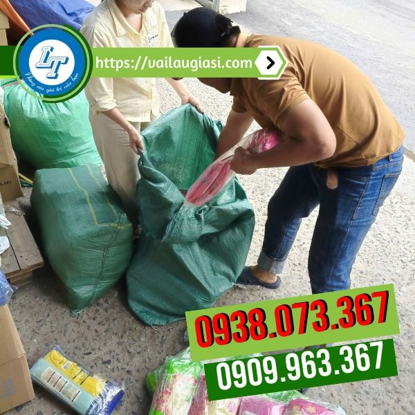Sắp xếp đơn hàng giao găng tay cho khách Sắp xếp đơn hàng giao găng tay cho khách