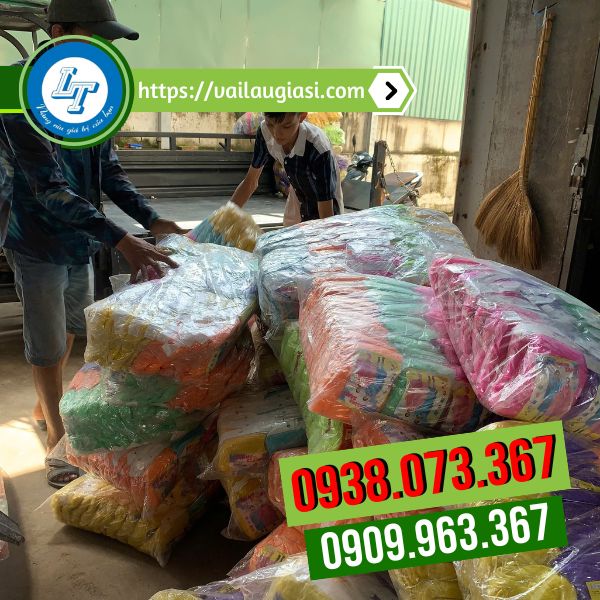 Sỉ 50 cây áo mưa giao cho khách Sỉ 50 cây áo mưa giao cho khách