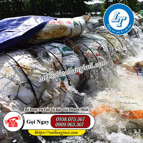 Sử dụng bao cám cũ để đựng đất đắp bờ dê Sử dụng bao cám cũ để đựng đất đắp bờ dê