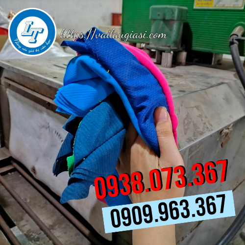 Sử dụng giẻ lau để lau chùi linh kiện, máy móc Sử dụng giẻ lau để lau chùi linh kiện, máy móc