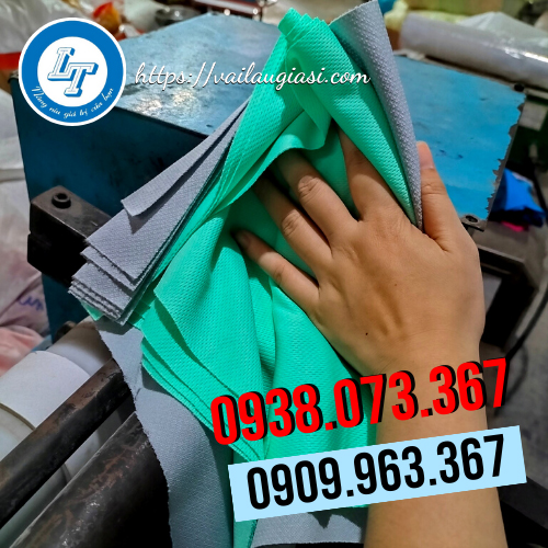 Giẻ lau may nối được dùng để thấm hút dầu nhớt trên máy móc Giẻ lau may nối được dùng để thấm hút dầu nhớt trên máy móc