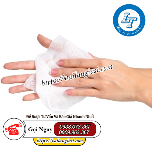 Sử dụng khăn ướt vệ sinh tay, chân Sử dụng khăn ướt vệ sinh tay, chân