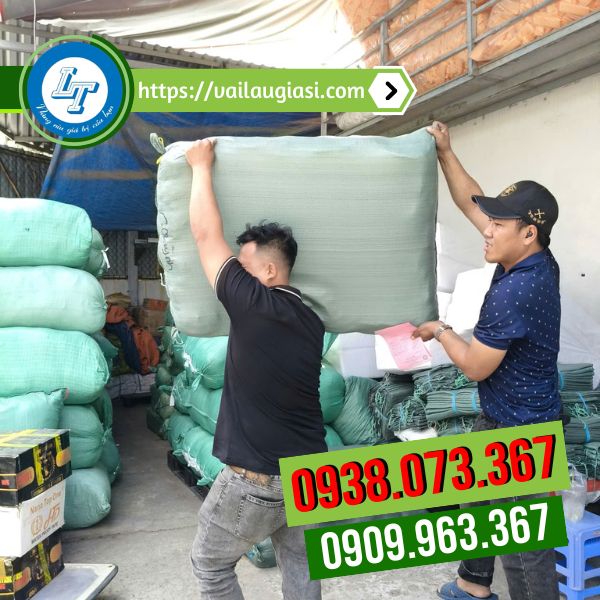 Trực tiếp giao hàng găng tay cho khách Trực tiếp giao hàng găng tay cho khách