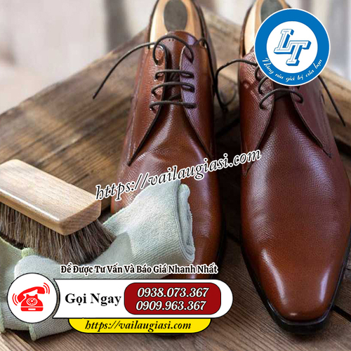 Vệ sinh giầy da bằng giẻ lau trắng Vệ sinh giầy da bằng giẻ lau trắng