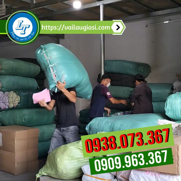 Lê Thanh giao hàng tận nơi cho khách Lê Thanh giao hàng tận nơi cho khách