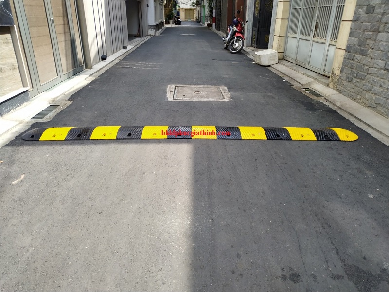 Gờ giảm tốc cao su có mắt mèo phản quang dài 100 (cm) x rộng 35 (cm) x cao 5 (cm)