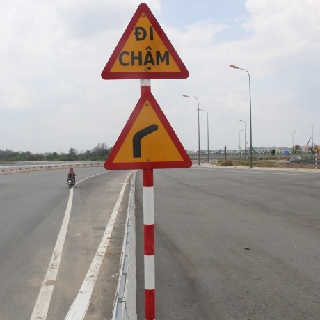 Biển báo giao thông W.245a Đi Chậm có phản quang