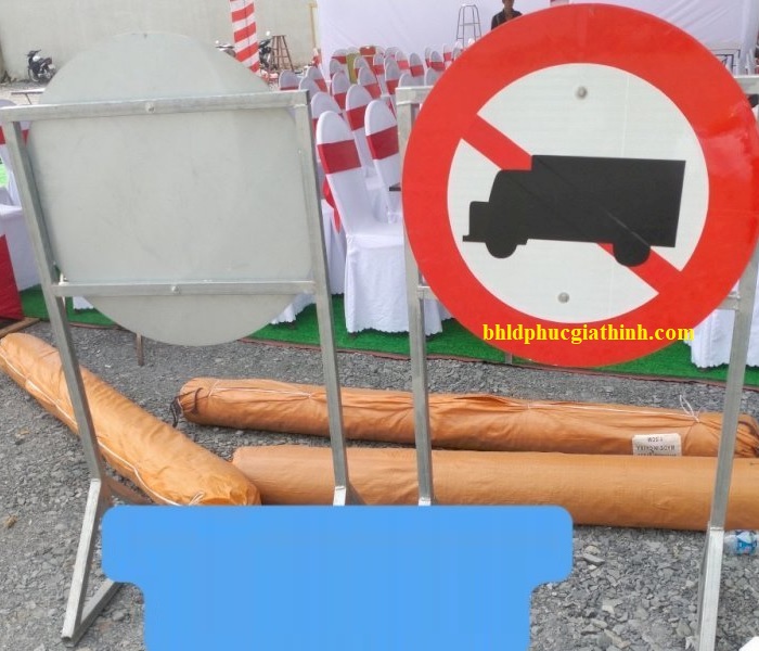 Biển báo giao thông P.106 cấm xe tải có phản quang
