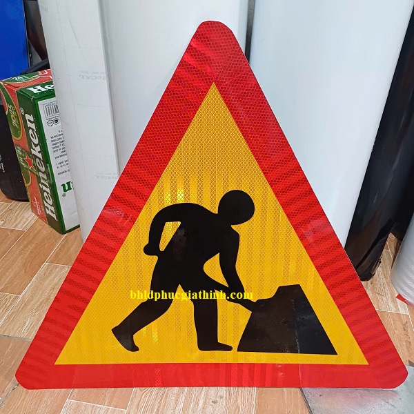 Biển cảnh báo "Công Trường Đang Thi Công" hình tam giác có phản quang