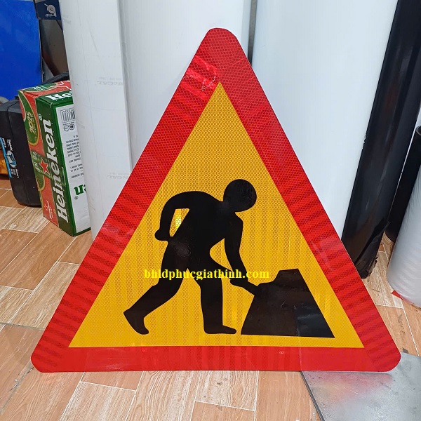 Biển cảnh báo "Công Trường Đang Thi Công" hình tam giác có phản quang