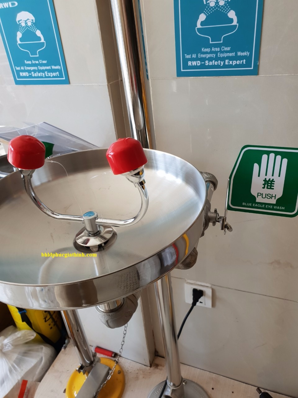 Bồn rửa mắt khẩn cấp xả toàn thân Blue Eagle EW607 chất liệu INOX 304