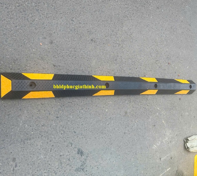 Chặn bánh xe cao su vàng đen phản quang nhám kích thước 1.650 x 150 x 100mm
