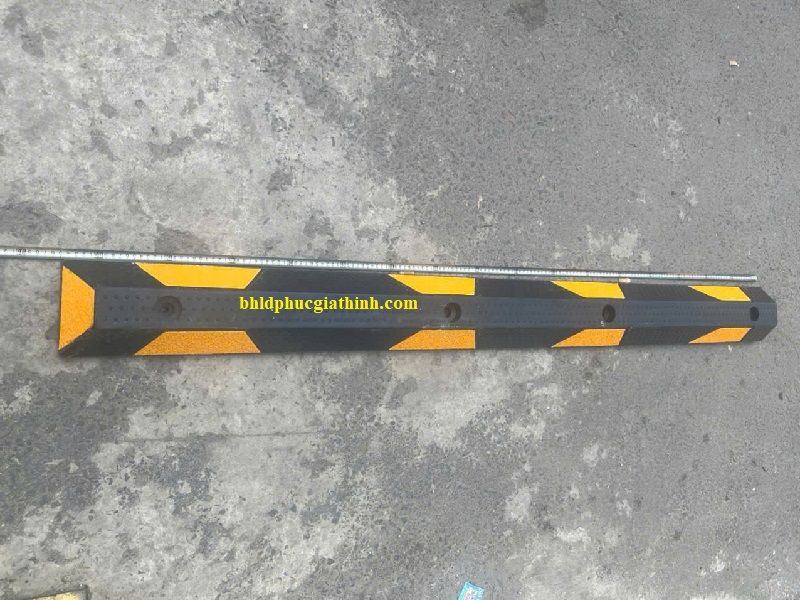 Chặn bánh xe cao su vàng đen phản quang nhám kích thước 1.650 x 150 x 100mm