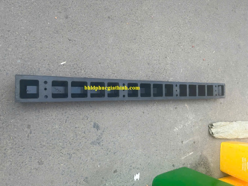 Chặn bánh xe cao su vàng đen phản quang nhám kích thước 1.650 x 150 x 100mm