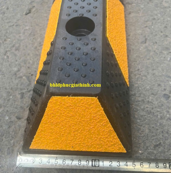 Chặn bánh xe cao su vàng đen phản quang nhám kích thước 1.650 x 150 x 100mm