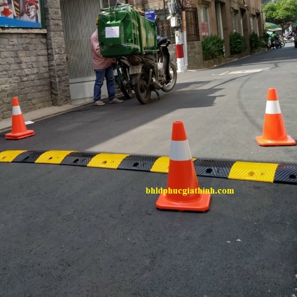 Cọc tiêu giao thông cao 45cm chất liệu cao su dẻo