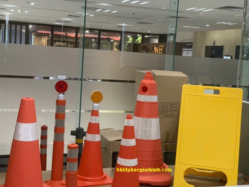 Cọc tiêu giao thông cỡ lỡn Super Cone kích thước L520 x W520 x H1000mm chất liệu HDPE