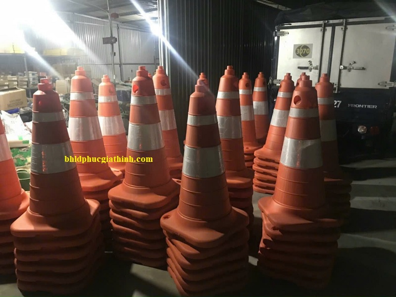 Cọc tiêu giao thông cỡ lỡn Super Cone kích thước L520 x W520 x H1000mm chất liệu HDPE