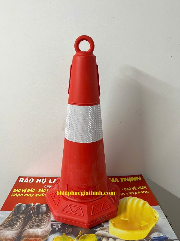 Cọc tiêu giao thông hình chóp nón màu đỏ phản quang trắng cao 70cm