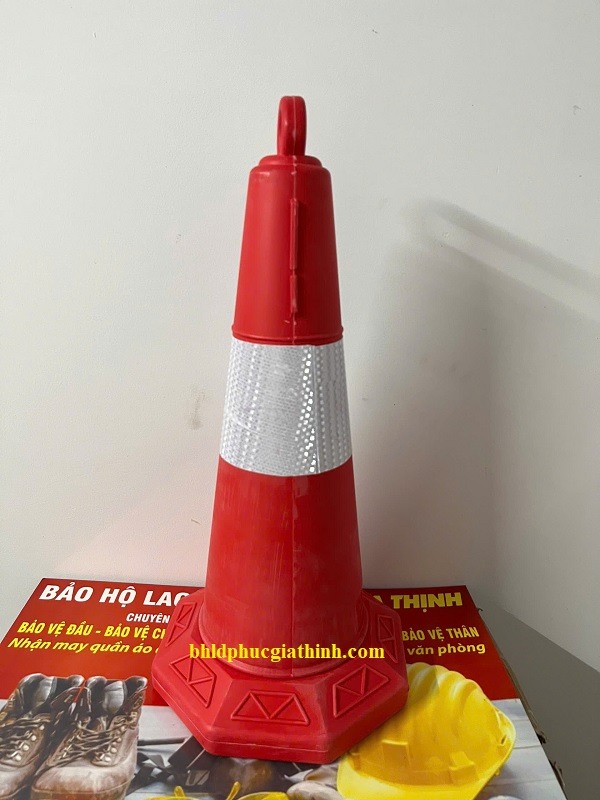 Cọc tiêu giao thông hình chóp nón màu đỏ phản quang trắng cao 70cm
