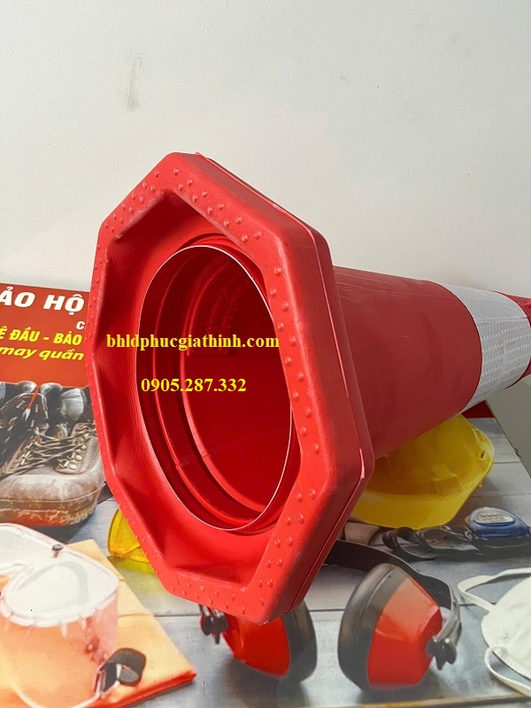 Cọc tiêu giao thông hình chóp nón màu đỏ phản quang trắng cao 70cm
