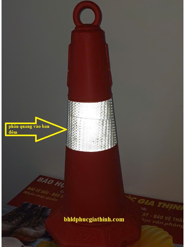 Cọc tiêu giao thông hình chóp nón màu đỏ phản quang trắng cao 70cm