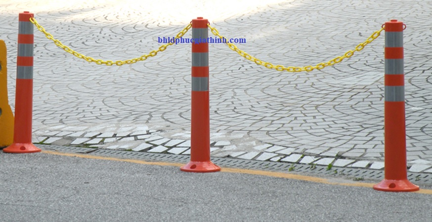 Cọc tiêu phân làn hình trụ nhựa dẻo có đầu gắn dây xích kích thước ø200 x ø80 x H750mm