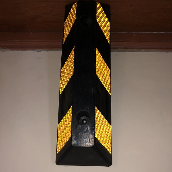 Chặn bánh xe cao su có phản quang kích thước 500*150*100mm