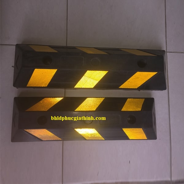 Chặn bánh xe cao su có phản quang kích thước 500*150*100mm