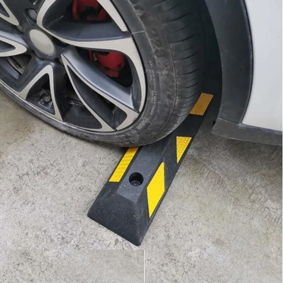 Chặn bánh xe cao su có phản quang kích thước 500*150*100mm