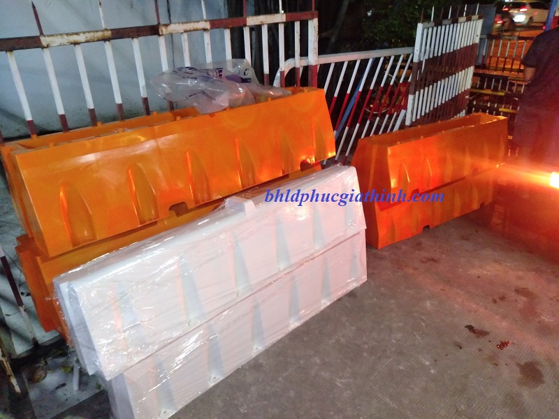DẢI PHÂN CÁCH GIAO THÔNG TB BẰNG NHỰA DÀI 1.5M