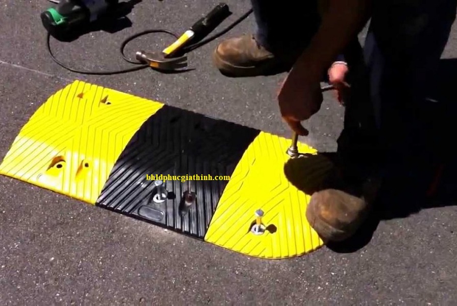 Đầu gờ giảm tốc cao su Cao 5cm Dài 17cm Rộng 35cm