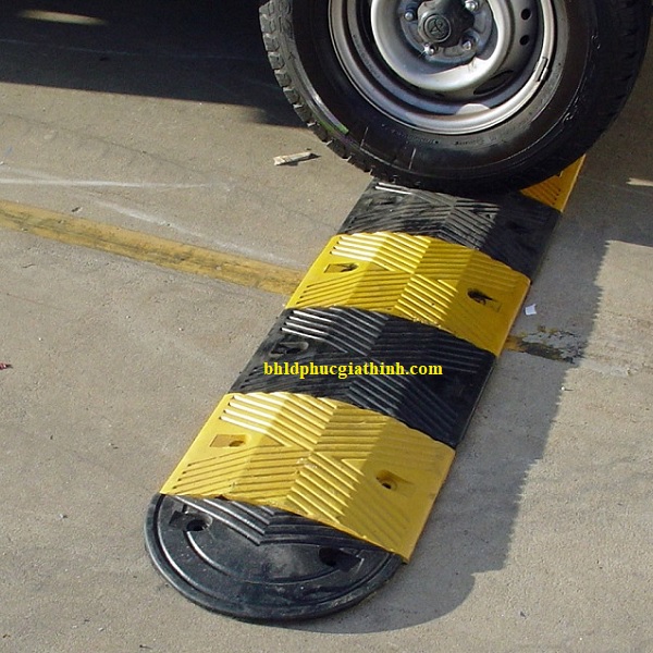 Đầu gờ giảm tốc cao su Cao 5cm Dài 17cm Rộng 35cm