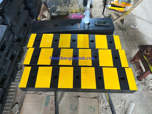 Đệm cao su chống va đập giảm chấn có phản quang kích thước 1000x200x100mm