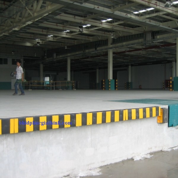 Đệm cao su chống va đập giảm chấn có phản quang kích thước 1000x200x100mm