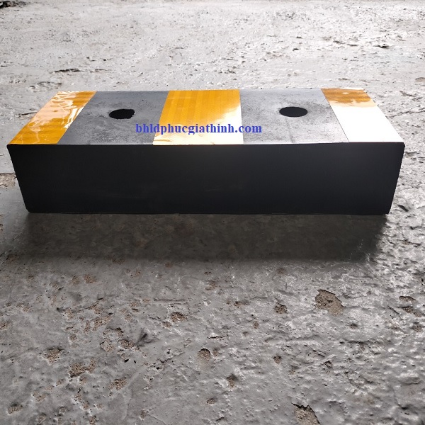 Đệm cao su chống va đập giảm chấn có phản quang kích thước 500x200x100mm