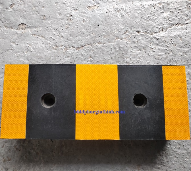 Đệm cao su chống va đập giảm chấn có phản quang kích thước 500x200x100mm