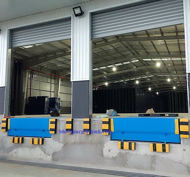 Đệm cao su chống va đập giảm chấn có phản quang kích thước 500x200x100mm