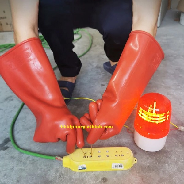 Găng tay cao su cách điện 17.000V Class 2 dài 360mm Novax Malaysia