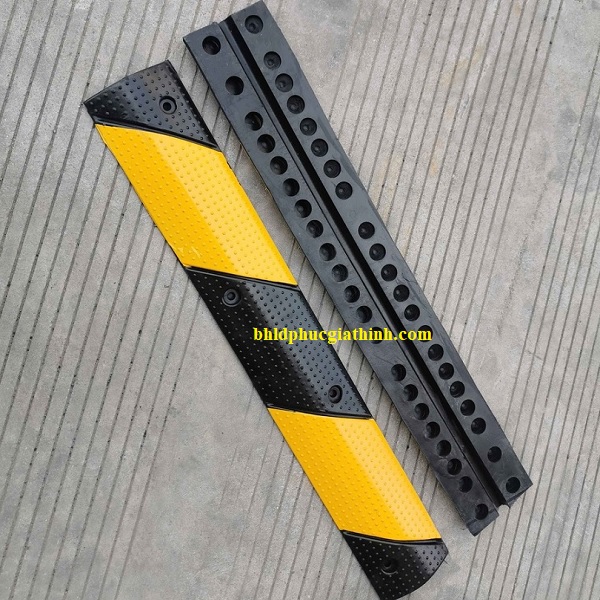 Gờ cao su giảm tốc kích thước L1000 x W150 x H30mm có 1 rãnh luồn dây cáp điện