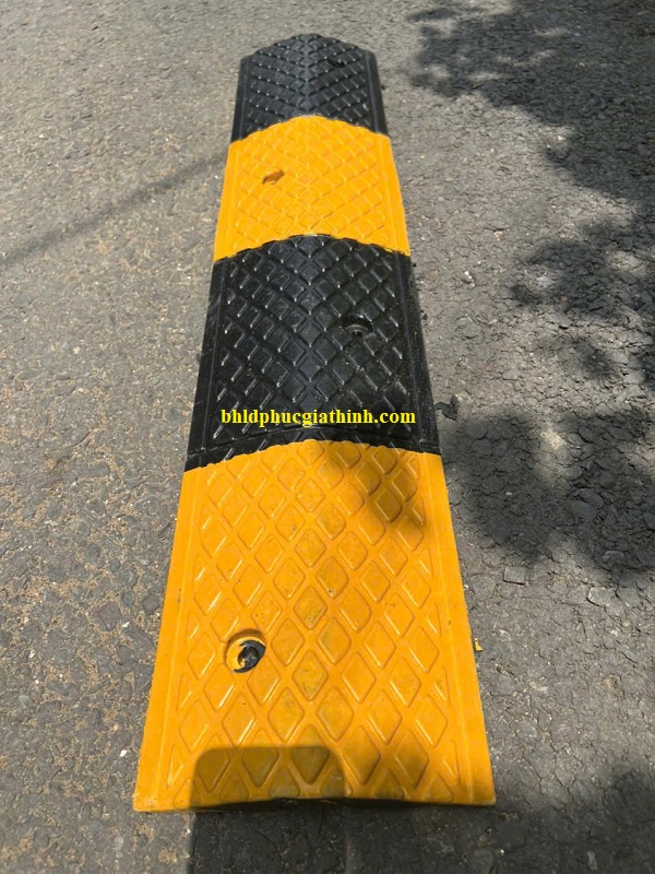 Gờ giảm tốc cao su kích thước L1000 x W200 x H35mm có 1 rãnh luồn dây cáp điện