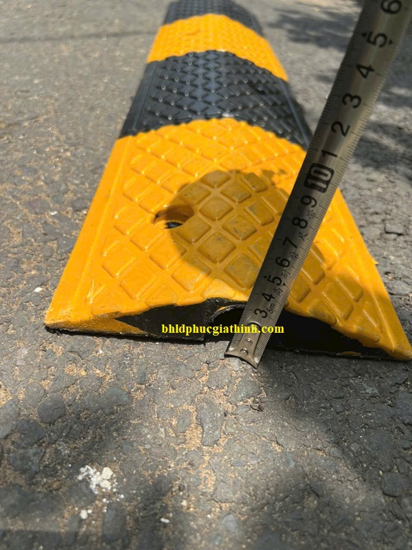 Gờ giảm tốc cao su kích thước L1000 x W200 x H35mm có 1 rãnh luồn dây cáp điện