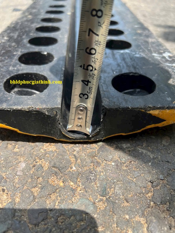 Gờ giảm tốc cao su kích thước L1000 x W200 x H35mm có 1 rãnh luồn dây cáp điện