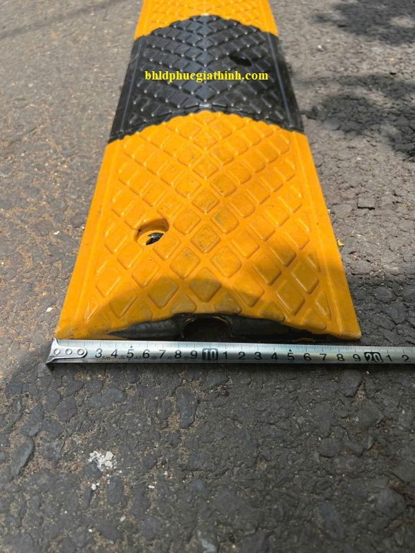 Gờ giảm tốc cao su kích thước L1000 x W200 x H35mm có 1 rãnh luồn dây cáp điện