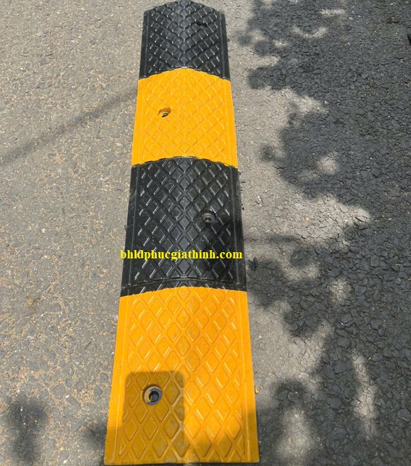 Gờ giảm tốc cao su kích thước L1000 x W200 x H35mm có 1 rãnh luồn dây cáp điện