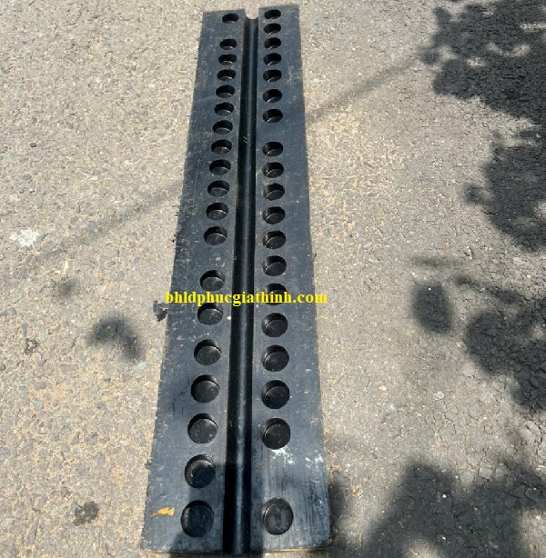 Gờ giảm tốc cao su kích thước L1000 x W200 x H35mm có 1 rãnh luồn dây cáp điện