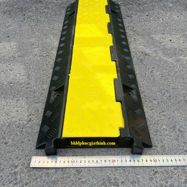Gờ giảm tốc cao su chịu lực có 3 rãnh luồn dây cáp điện kích thước L1000 x W300 x H50mm