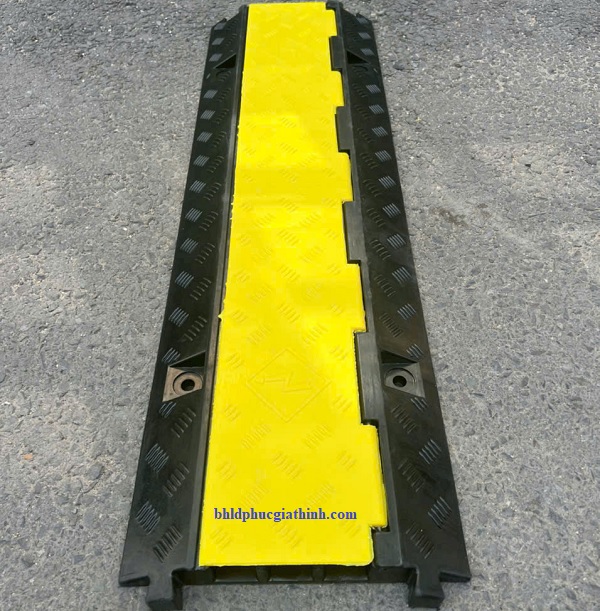 Gờ giảm tốc cao su chịu lực có 3 rãnh luồn dây cáp điện kích thước L1000 x W300 x H50mm