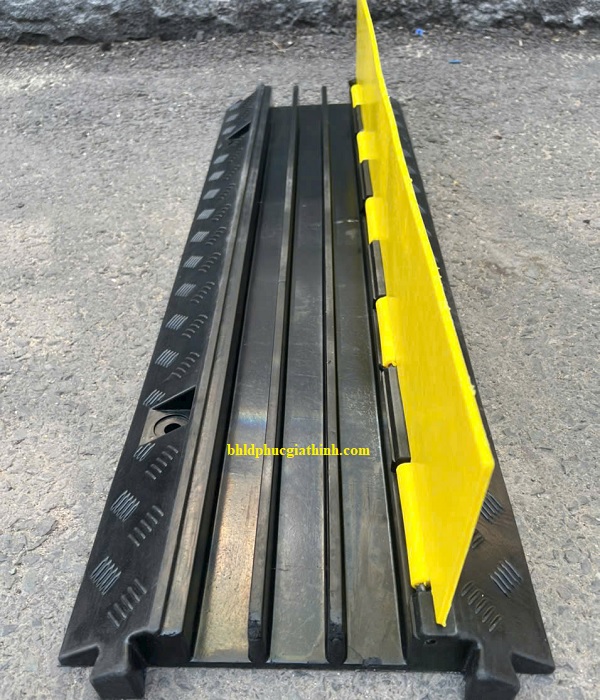 Gờ giảm tốc cao su chịu lực có 3 rãnh luồn dây cáp điện kích thước L1000 x W300 x H50mm