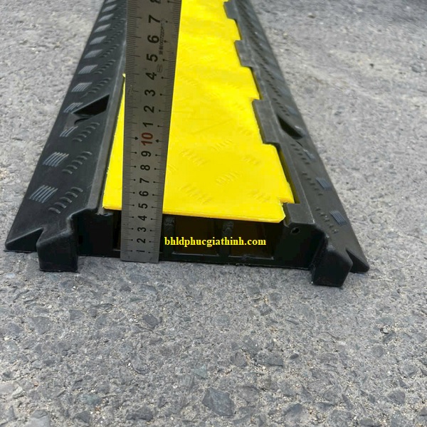 Gờ giảm tốc cao su chịu lực có 3 rãnh luồn dây cáp điện kích thước L1000 x W300 x H50mm